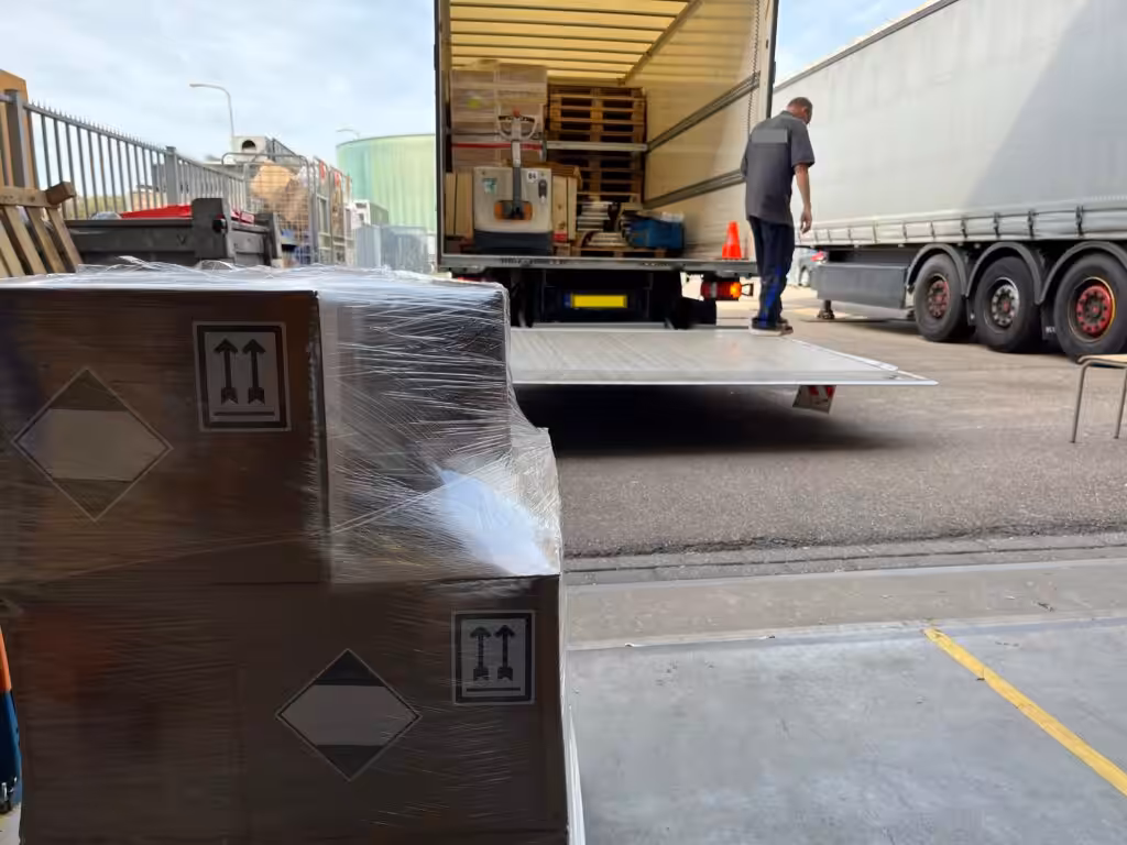 Pallet met gevaarlijke stoffen in pakketpost